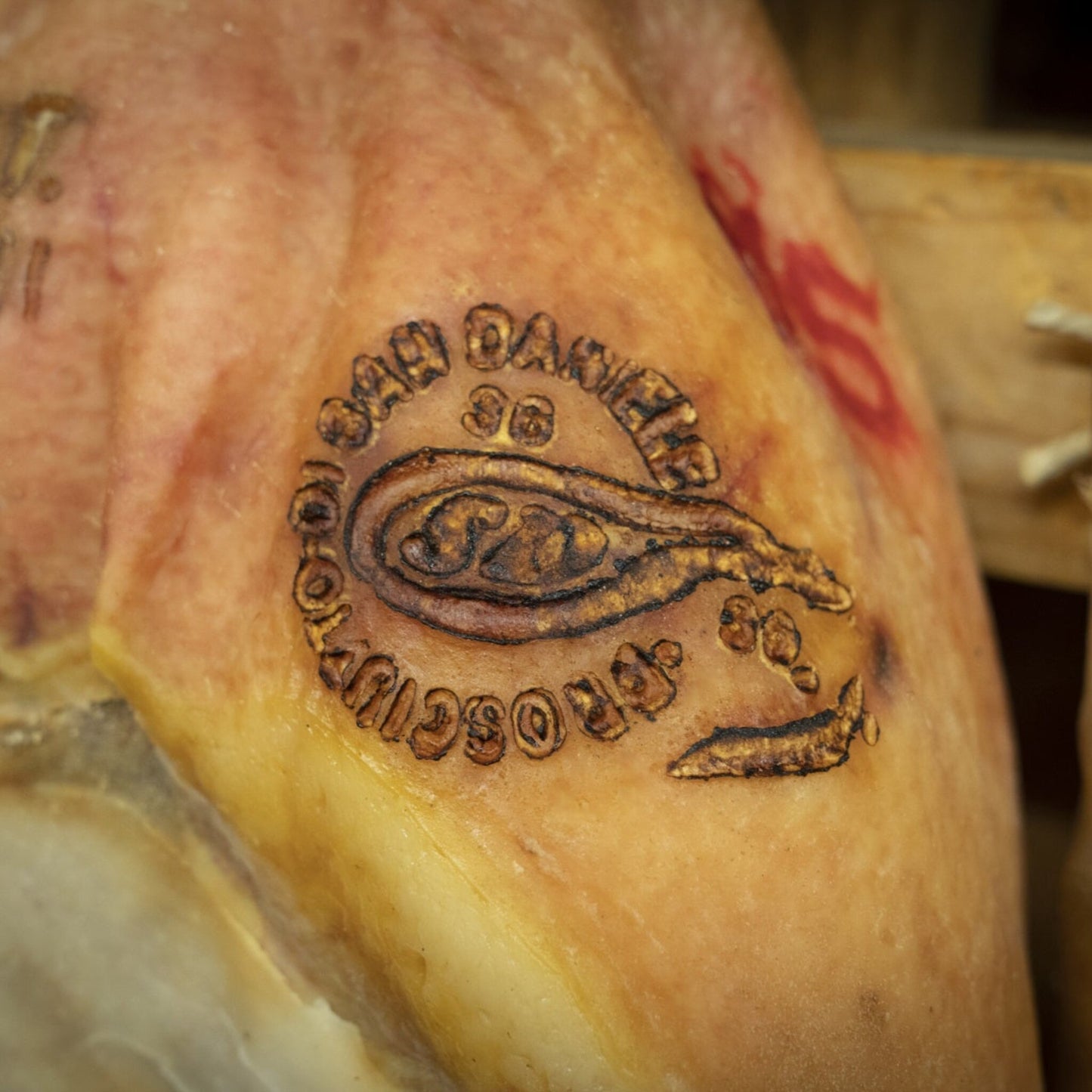 Prosciutto crudo San Daniele DOP intero disossato di Coradazzi, salume italiano di alta qualita